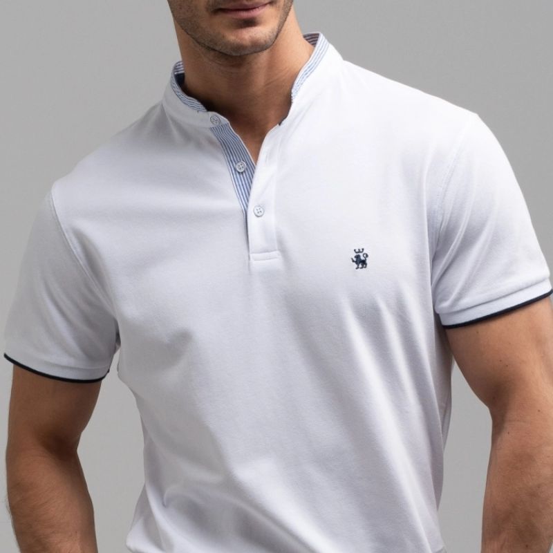 Dettaglio di Polo uomo mezza manica collo alla coreana